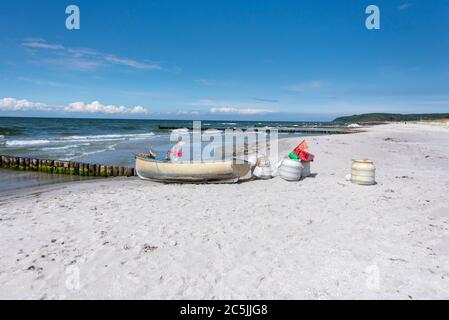 Hiddensee, Germania. 05 giugno 2020. Una piccola barca da pesca si trova sulla spiaggia di Hiddensee. Credit: Fahren/dpa-Zentralbild/ZB/dpa/Alamy Live News Foto Stock