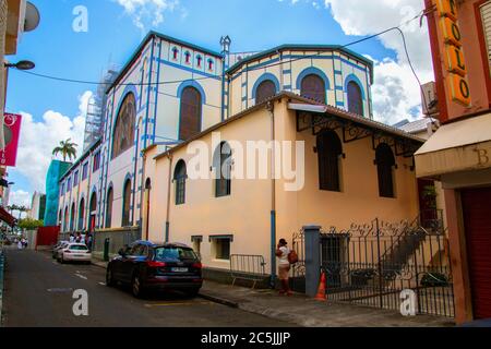 martinica, edifici colorati presso il porto in Martinica, Fort-de-France, vista della città dal porto, martinica strada Foto Stock