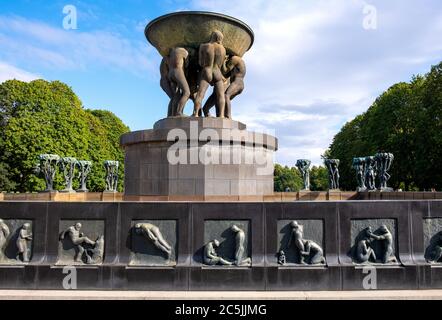 Oslo, Ostlandet / Norvegia - 2019/08/30: Installazione della scultura della Fontana - Fontanen - a Vigeland Park mostra d'arte all'aperto di Gustav Vigeland Foto Stock