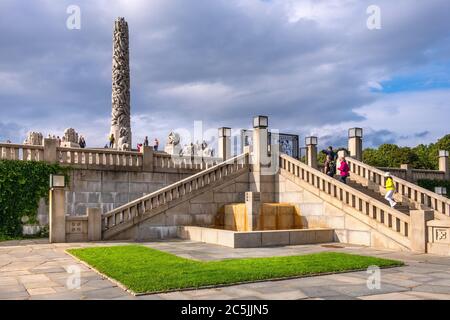 Oslo, Ostlandet / Norvegia - 2019/08/30: Vista panoramica della scultura monolitica, Monolitten, nella mostra d'arte all'aperto Vigeland Park - Vigelandsparke Foto Stock