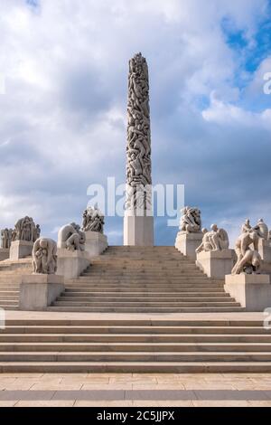 Oslo, Ostlandet / Norvegia - 2019/08/30: Vista panoramica della scultura monolitica, Monolitten, nella mostra d'arte all'aperto Vigeland Park - Vigelandsparke Foto Stock