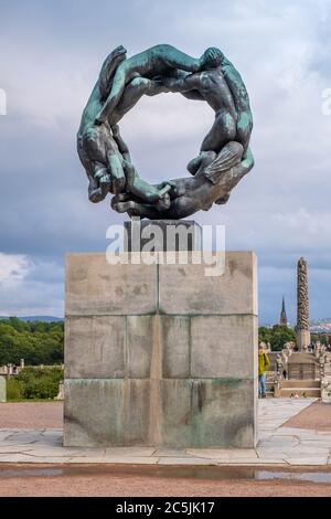 Oslo, Ostlandet / Norvegia - 2019/08/30: La ruota della scultura della vita nel Parco Vigeland mostra d'arte all'aperto - Vigelandsparken - dintorni Monolith Foto Stock