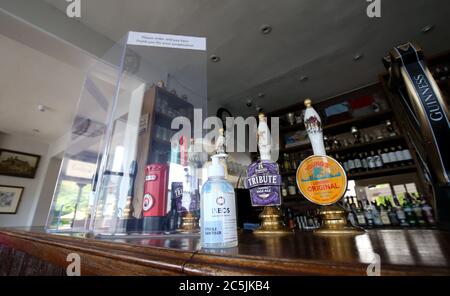 Londra, Regno Unito. 3 luglio 2020 Londra, Regno Unito. 3 luglio 2020 personale / protezione del cliente schermo & disinfettante per le mani - il Principe del Galles Public House, Twickenham, Londra Ovest, si prepara ad aprire il 4 luglio 2020. Lockdown è revocato in Inghilterra per il commercio delle bevande. si applicano le regole di 1 metro. Andrew Fosker / Alamy Live News Foto Stock