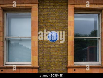 Placca blu per Lilian Lindsay (1871-1960), la prima dentista femminile a qualificarsi nel Regno Unito, nella sua ex casa a Russell Square 23, Bloomsbury, Londra. Foto Stock