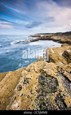 Un colorato caldo tramonto autunnale serale al tramonto al tramonto nel Northumberland su una passeggiata da Howick a Cricer lungo la costa. Foto Stock