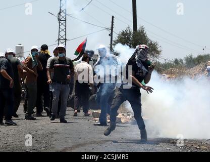 3 luglio 2020: Qalqilia, Palestina. 03 luglio 2020. Una bandiera Fatah è vista durante una manifestazione nella città di Kafr Qaddum contro l'ulteriore confisca di terra per l'espansione di un vicino insediamento israeliano nella zona. Secondo fonti locali, almeno 15 dimostranti palestinesi sono stati feriti dalle truppe israeliane durante la manifestazione di questa settimana a Kafr Qaddum contro la confisca dei terreni e la chiusura israeliana della strada principale della città. Credit: ZUMA Press, Inc./Alamy Live News Foto Stock