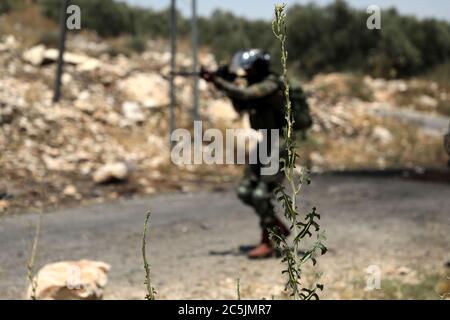 3 luglio 2020: Qalqilia, Palestina. 03 luglio 2020. Una bandiera Fatah è vista durante una manifestazione nella città di Kafr Qaddum contro l'ulteriore confisca di terra per l'espansione di un vicino insediamento israeliano nella zona. Secondo fonti locali, almeno 15 dimostranti palestinesi sono stati feriti dalle truppe israeliane durante la manifestazione di questa settimana a Kafr Qaddum contro la confisca dei terreni e la chiusura israeliana della strada principale della città. Credit: ZUMA Press, Inc./Alamy Live News Foto Stock