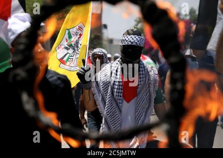 3 luglio 2020: Qalqilia, Palestina. 03 luglio 2020. Una bandiera Fatah è vista durante una manifestazione nella città di Kafr Qaddum contro l'ulteriore confisca di terra per l'espansione di un vicino insediamento israeliano nella zona. Secondo fonti locali, almeno 15 dimostranti palestinesi sono stati feriti dalle truppe israeliane durante la manifestazione di questa settimana a Kafr Qaddum contro la confisca dei terreni e la chiusura israeliana della strada principale della città. Credit: ZUMA Press, Inc./Alamy Live News Foto Stock