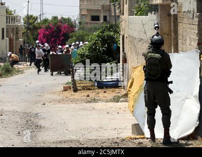 3 luglio 2020: Qalqilia, Palestina. 03 luglio 2020. Una bandiera Fatah è vista durante una manifestazione nella città di Kafr Qaddum contro l'ulteriore confisca di terra per l'espansione di un vicino insediamento israeliano nella zona. Secondo fonti locali, almeno 15 dimostranti palestinesi sono stati feriti dalle truppe israeliane durante la manifestazione di questa settimana a Kafr Qaddum contro la confisca dei terreni e la chiusura israeliana della strada principale della città. Credit: ZUMA Press, Inc./Alamy Live News Foto Stock