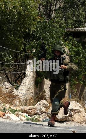 3 luglio 2020: Qalqilia, Palestina. 03 luglio 2020. Una bandiera Fatah è vista durante una manifestazione nella città di Kafr Qaddum contro l'ulteriore confisca di terra per l'espansione di un vicino insediamento israeliano nella zona. Secondo fonti locali, almeno 15 dimostranti palestinesi sono stati feriti dalle truppe israeliane durante la manifestazione di questa settimana a Kafr Qaddum contro la confisca dei terreni e la chiusura israeliana della strada principale della città. Credit: ZUMA Press, Inc./Alamy Live News Foto Stock