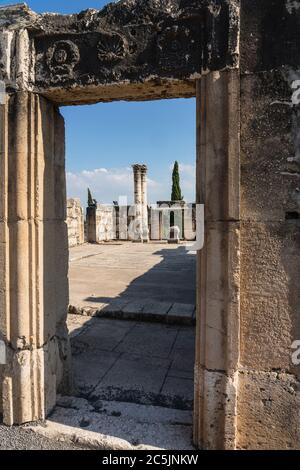 Israele, Capernaum, colonna calcarea intagliata nelle rovine dell'atrio della Sinagoga Bianca di Caperanaum in Galilea del IV secolo. A destra questa grande sinagoga fu costruita sopra le rovine della sinagoga che esisteva al tempo di Gesù di Nazaret. Foto Stock