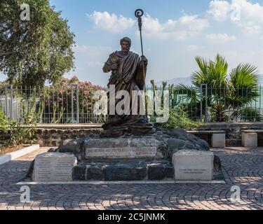 Israele, Capernaum, una statua dell'apostolo Pietro nelle rovine della sua città natale, la città biblica di Capernaum sulle rive del mare di Galillee in Israele. Foto Stock