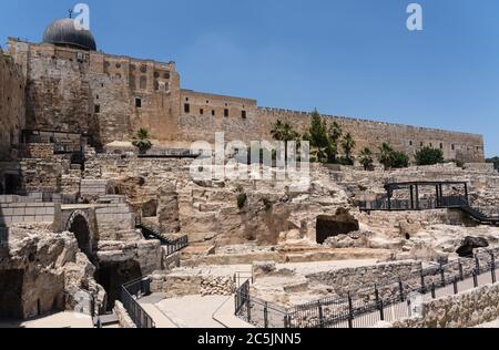 Israele, Gerusalemme, Parco Archeologico del Giardino dell'Ofel, il Parco Archeologico del Giardino dell'Ofel situato sotto la parete sud del Monte del Tempio fa parte del più grande Parco Archeologico di Gerusalemme ed è un sito archeologico attivo. Comprende strutture sia del primo che del secondo periodo del Tempio. La città vecchia di Gerusalemme e le sue mura sono patrimonio dell'umanità dell'UNESCO. Foto Stock