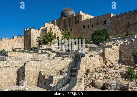 Israele, Gerusalemme, Parco Archeologico del Giardino dell'Ofel, il Parco Archeologico del Giardino dell'Ofel situato sotto la parete sud del Monte del Tempio fa parte del più grande Parco Archeologico di Gerusalemme ed è un sito archeologico attivo. Comprende strutture sia del primo che del secondo periodo del Tempio. La città vecchia di Gerusalemme e le sue mura sono patrimonio dell'umanità dell'UNESCO. Foto Stock