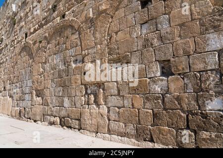 Israele, Gerusalemme, Parco Archeologico del Giardino dell'Ofel, il Parco Archeologico del Giardino dell'Ofel situato sotto la parete sud del Monte del Tempio fa parte del più grande Parco Archeologico di Gerusalemme ed è un sito archeologico attivo. Comprende strutture sia del primo che del secondo periodo del Tempio. La città vecchia di Gerusalemme e le sue mura sono patrimonio dell'umanità dell'UNESCO. Foto Stock