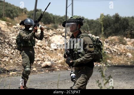 3 luglio 2020: Qalqilia, Palestina. 03 luglio 2020. Una bandiera Fatah è vista durante una manifestazione nella città di Kafr Qaddum contro l'ulteriore confisca di terra per l'espansione di un vicino insediamento israeliano nella zona. Secondo fonti locali, almeno 15 dimostranti palestinesi sono stati feriti dalle truppe israeliane durante la manifestazione di questa settimana a Kafr Qaddum contro la confisca dei terreni e la chiusura israeliana della strada principale della città. Credit: ZUMA Press, Inc./Alamy Live News Foto Stock