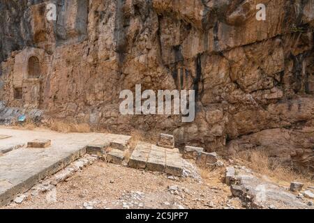 Israele, Cesarea Philippi, Riserva Naturale delle sorgenti di Hermon, la fondazione del tempio di Zeus nelle rovine del centro religioso greco-romano di Panias a Cesarea Philippi nella Riserva Naturale delle sorgenti di Hermon (Banyas), un parco nazionale nel nord di Israele alla base del Monte Hermon. Sullo sfondo di ;et sono le nicchie della Corte di Pan e le Ninfe. Foto Stock