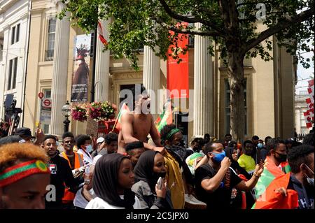 Londra, Regno Unito. 3 luglio 2020. La protesta passa da Trafalgar Square per Hachalu Hundessa, la musicista assassinata in Etiopia che cantava per la libertà. Credit: JOHNNY ARMSTEAD/Alamy Live News Foto Stock