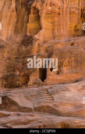 Giordania, Petra, una tomba scolpita nel muro dello stretto canyon slot chiamato Siq che conduce alle rovine della città nabataea di Petra nel Parco Archeologico di Petra è un parco nazionale Giordano e un sito patrimonio mondiale dell'UNESCO. Foto Stock