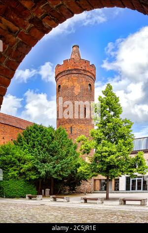 Steintor (porta di pietra) e Hungerturm (Torre della fame) a Bernau, vicino a Berlino, Germania Foto Stock