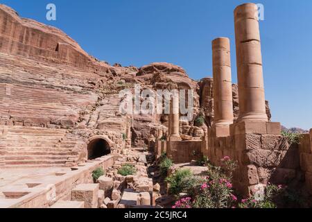 Giordania, Petra, colonne di pietra di fronte al teatro sulla strada delle facciate nella città nabataea di Petra nel Parco Archeologico di Petra è un parco nazionale Giordano e un sito patrimonio mondiale dell'UNESCO. Foto Stock