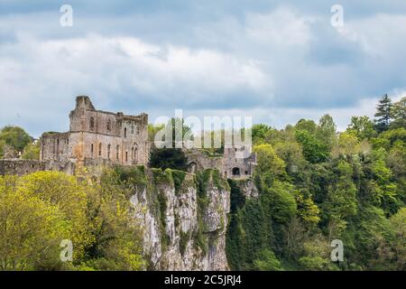 Chepstow Castello sul bordo della scogliera che domina il fiume Wye Foto Stock