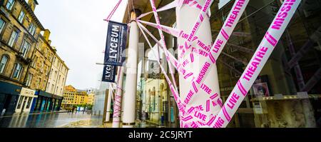 Ven 3 Luglio 2020. Edimburgo, Regno Unito. Il Royal Lyceum Theatre è stato avvolto in nastro come parte della campagna di Live Theatre Missing. Il nastro è stato installato dal scenografo scozzese Karen Tennant. In collaborazione con i teatri di tutto il Regno Unito, scenechange, una comunità per scenografi che si stanno facendo in azione per il teatro, ha lanciato MissingLiveTheatre, una campagna per avvolgere gli edifici teatrali in un messaggio positivo di speranza e visibilità per il settore. Foto Stock