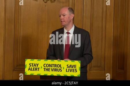 Schermata di cattura del Professor Chris Whitty, Chief Medical Officer, durante un briefing sui media a Downing Street, Londra, sul coronavirus (COVID-19). Foto Stock