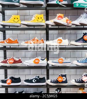 Converse scarpe casual, scarpe da ginnastica, negozio di calzature. Foto Stock