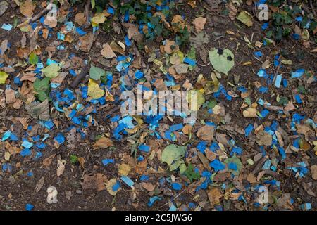 I rifiuti di cucciolata di confetti di nozze si fondono con foglie morte dopo una cerimonia o una festa a Holland Park, il 28 giugno 2020, a Londra, Inghilterra. Foto Stock