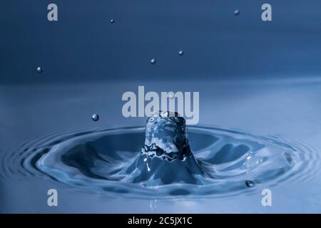 Goccia di acqua che sale di nuovo dopo immersione in acqua Foto Stock
