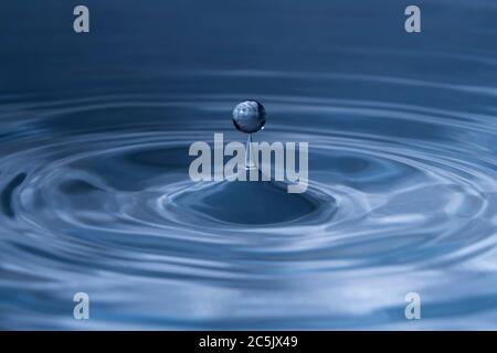 Goccia di acqua che sale di nuovo dopo immersione in acqua Foto Stock