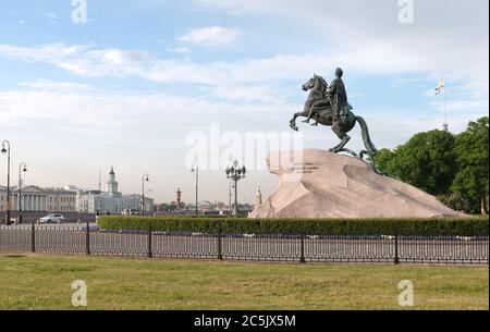 San Pietroburgo, Russia – 16 giugno 2020: Pietro il Grande statua di bronzo sulla Piazza del Senato nel centro storico della città Foto Stock