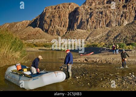 Ponendo barche gonfiabili sul Rio grande nel Colorado Canyon sulla River Road, nel deserto del Chihuahuan, nel Big Bend Ranch State Park, Texas, Stati Uniti Foto Stock