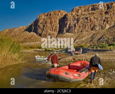 Ponendo barche gonfiabili sul Rio grande nel Colorado Canyon sulla River Road, nel deserto del Chihuahuan, nel Big Bend Ranch State Park, Texas, Stati Uniti Foto Stock