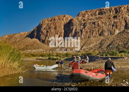 Ponendo barche gonfiabili sul Rio grande nel Colorado Canyon sulla River Road, nel deserto del Chihuahuan, nel Big Bend Ranch State Park, Texas, Stati Uniti Foto Stock