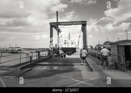 Ramsgate, UK - Giugno 29 2020 UNA barca è abbassata di nuovo nell'acqua nella Marina di Ramsgate Royal Harbour. Foto Stock