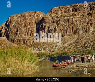 Ponendo barche gonfiabili sul Rio grande nel Colorado Canyon sulla River Road, nel deserto del Chihuahuan, nel Big Bend Ranch State Park, Texas, Stati Uniti Foto Stock