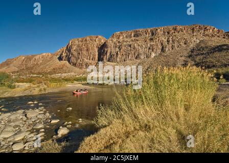 Gommoni sul Rio grande nel Colorado Canyon sulla River Road, nel deserto del Chihuahuan, nel Big Bend Ranch State Park, Texas, Stati Uniti Foto Stock