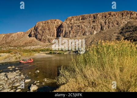 Barche sul Rio Grande in Colorado canyon sul fiume Road, deserto del Chihuahuan, in Big Bend Ranch State Park, Texas, Stati Uniti d'America Foto Stock