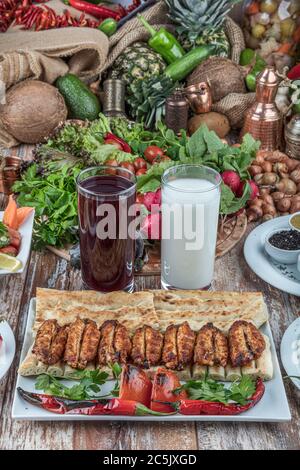 Cucina turca, ali di pollo alla griglia. Un mucchio fritto su una griglia di ali di pollo con salsa e cocktail di spezie. Foto Stock