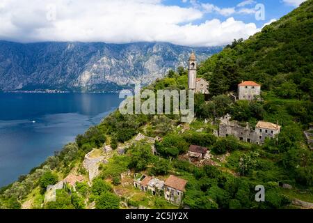 Vista aerea del villaggio abbandonato in montagna, Baia di Cattaro, Montenegro Foto Stock