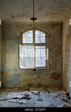 Aprire la finestra in un edificio abbandonato. Foto Stock