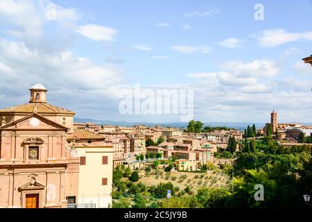 Siena Stadtansicht bis hinüber zu den Hügeln des Chiantigebietes Foto Stock