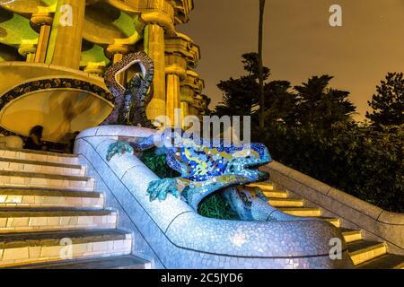 Scultura di una salamandra di Antoni Gaudi nel parco Guell a Barcellona, in Spagna in una notte estiva Foto Stock