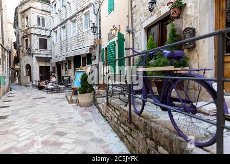 Scena di strada durante la crisi del virus corona nella città vecchia di Cattaro, patrimonio dell'umanità dell'UNESCO, Montenegro, Europa Foto Stock