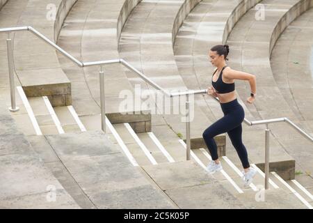 Donna che fa l'allenamento in città Foto Stock