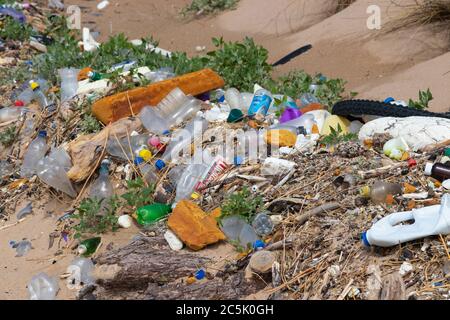 Rifiuti di plastica lavati sulla spiaggia di Fife, Scozia Foto Stock