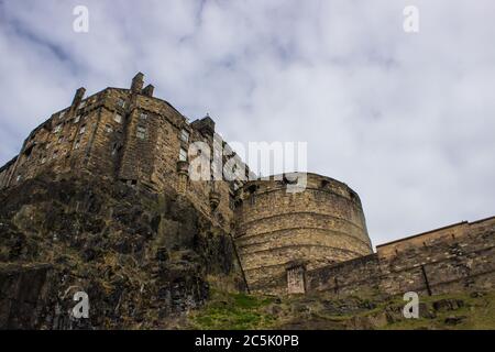 La batteria a mezza luna e il Palazzo reale del Castello di Edimburgo, come si vede dal basso Foto Stock