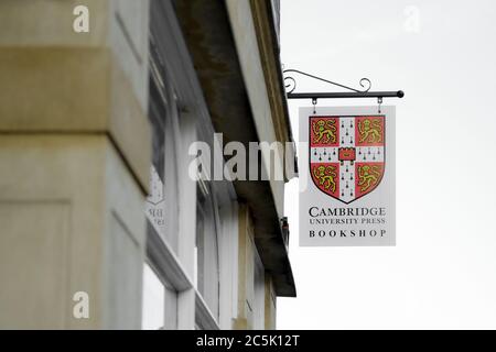 Iconico stemma dell'Università visto sulla segnaletica situata all'esterno di una famosa libreria, situata nel centro di Cambridge. Foto Stock